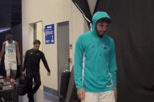 和季后赛只有一步之遥！黄蜂输给魔术赛后，球员落寞走入球员通道